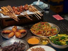 -何妹湿辣牛肉·粤式烧烤砂煲(桂雅路店)