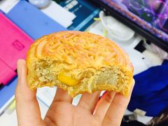 莲蓉蛋黄月饼-北大学一食堂