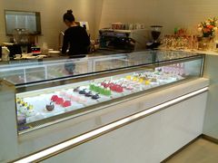 面包甜点陈列柜-朱迪小铺.半糖奶油蛋糕(海汇港店)
