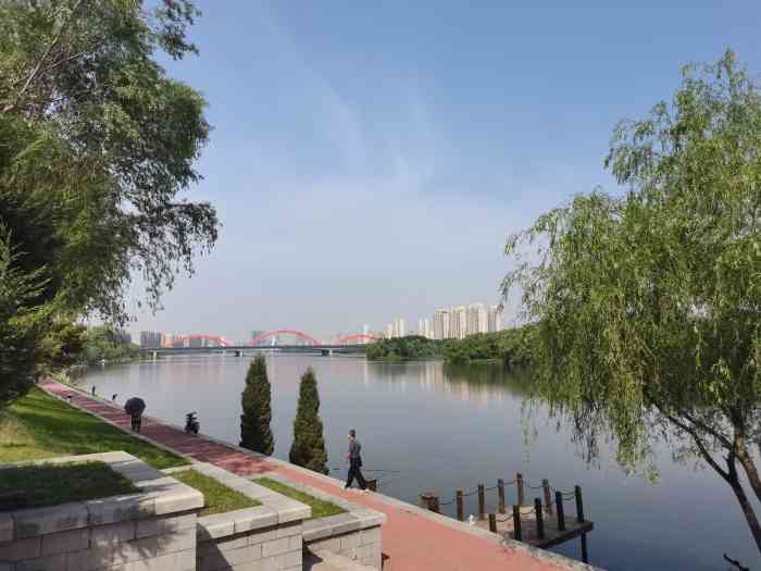 长青桥也有夜色的美景了,远处是东塔桥,东塔桥是沈阳到现在比较漂亮的