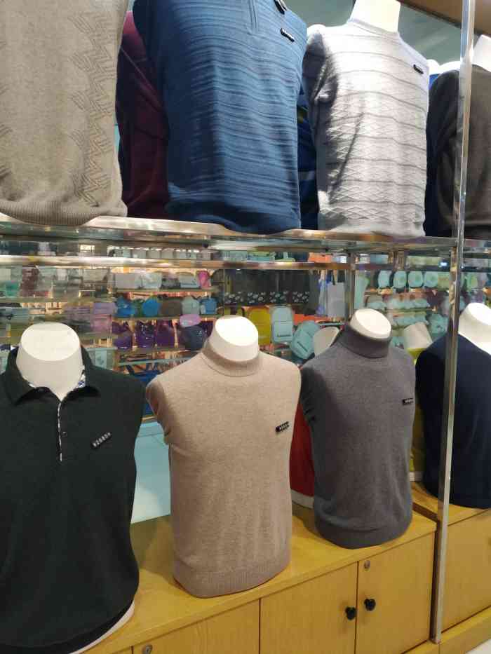 兆君羊绒工厂店(友谊服饰商场店"之前去火车站附近吃石锅鱼,逛了逛