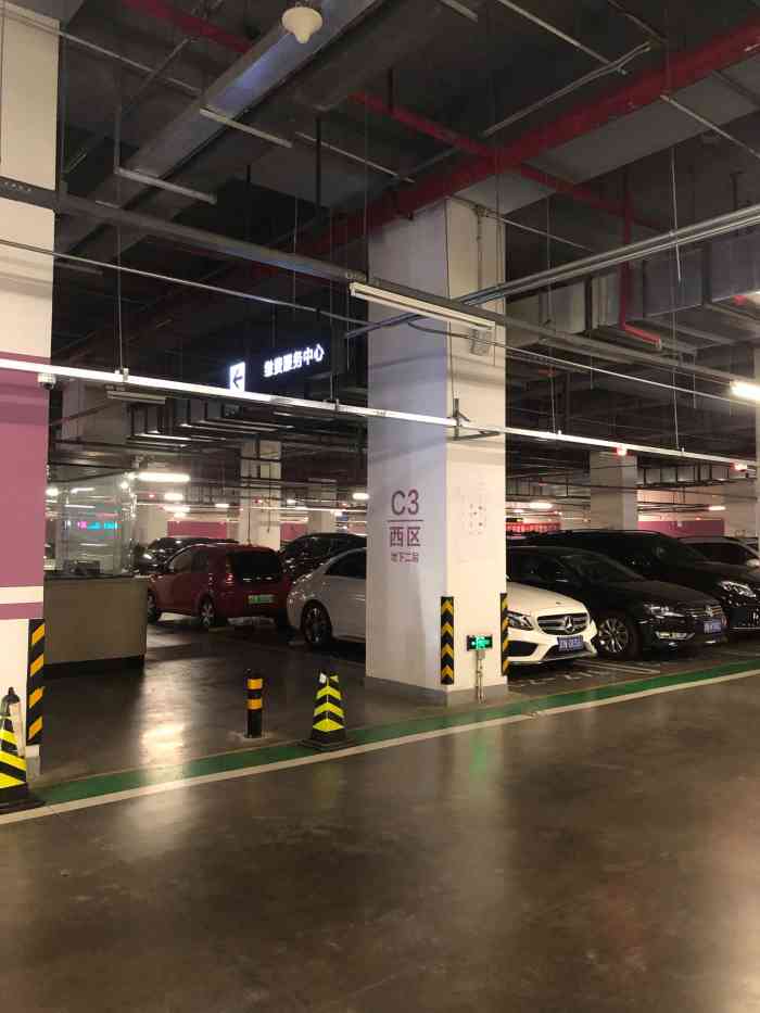 华熙live hi-up 停车场-"停的车挺多的距离华西商场比较近的商场人流.