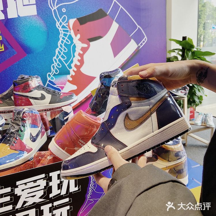 中山首家｜奔驰x潮鞋展厅！官方奔驰体验店！