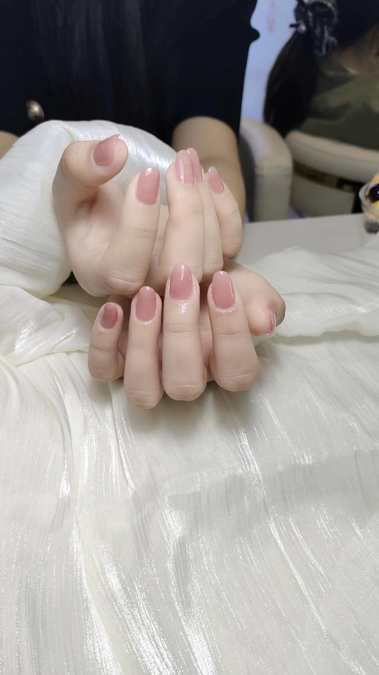 夏天显手白的裸色美甲