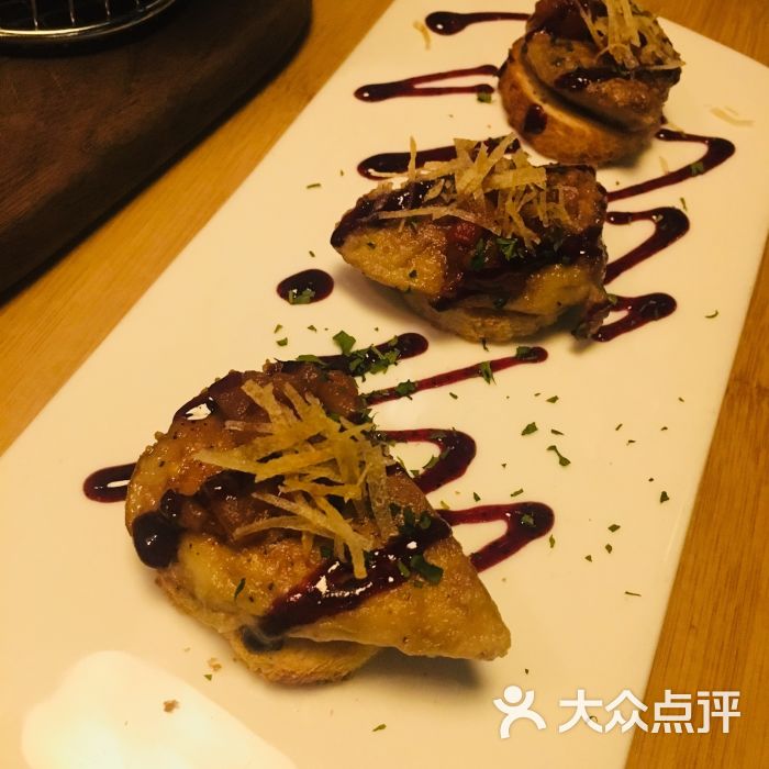 香煎鹅肝配蓝莓水果酱