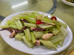 西芹炒鲜鱿-大石鼓山庄·珠海第一烧猪