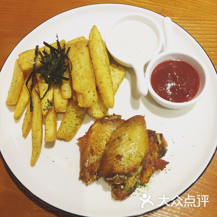 be bright caffe 薯条鸡翅拼盘