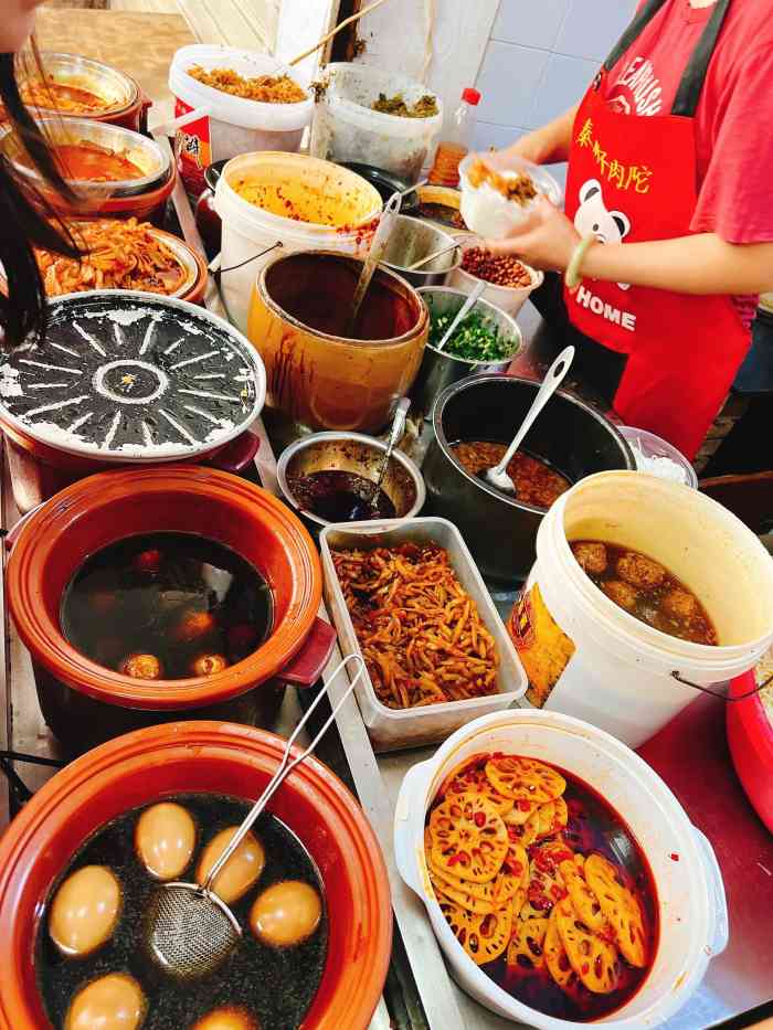 秦胖子肉陀良心店"从中学某次在隔壁修手表就开始吃的早餐店了.