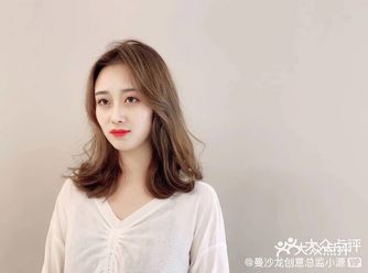 左侧是百搭款，微弯的韩式造型烫