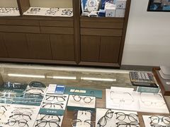 -三目眼镜·蔡司视觉合作店(青浦宝龙店)