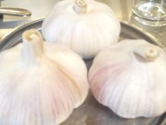 大蒜与羊肉一起吃香-巴山·烤全羊(高新总店)