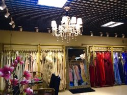 -月月婚纱礼服仓储店(王府井店)