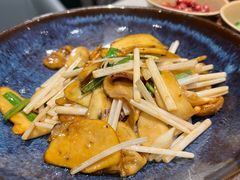 野芫荽炒牛肝菌-半山腰·云南菜(侨福芳草地店)
