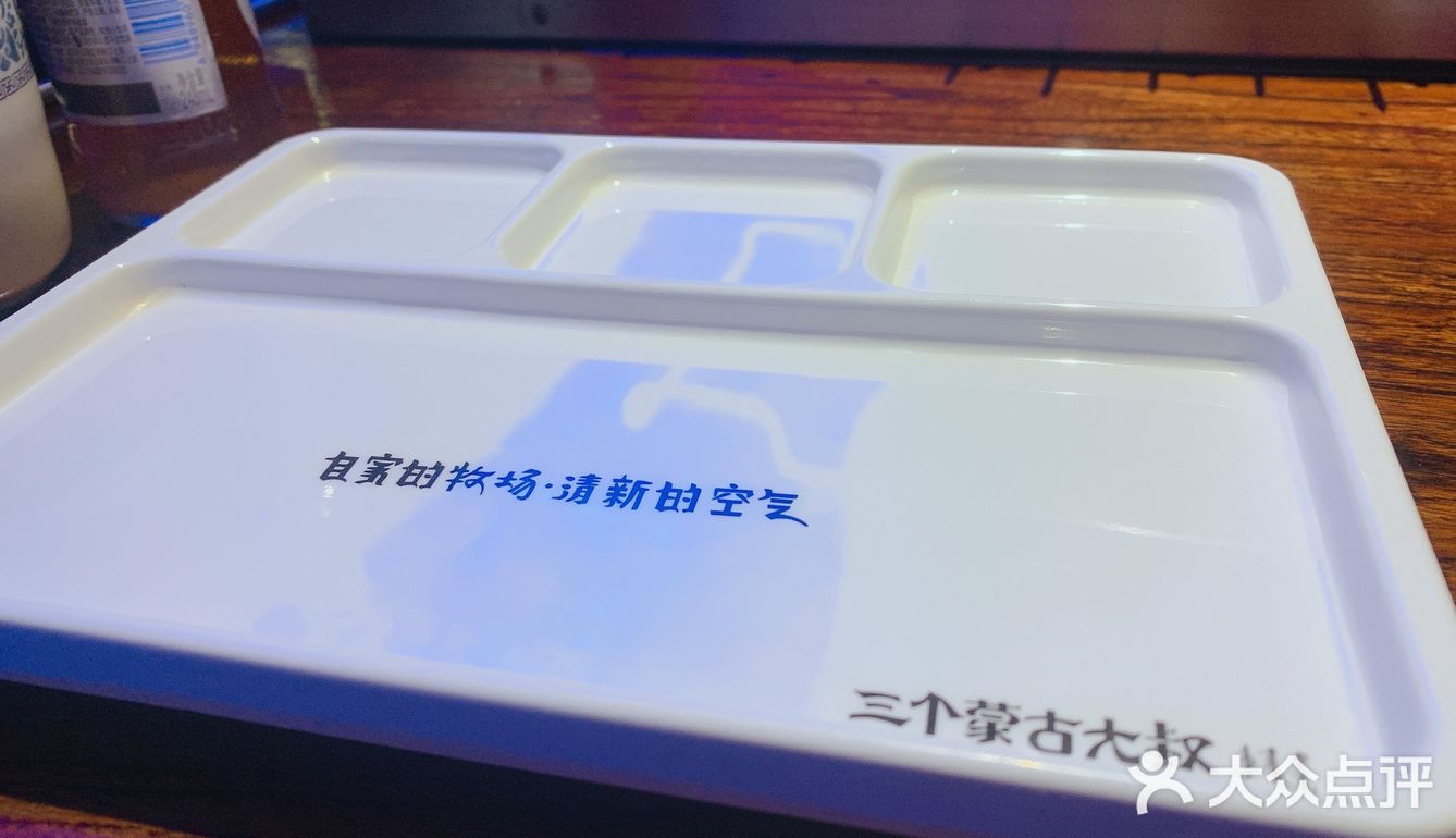 这次没有排队。来一打羊肉串~羊肉串油的地方也很香