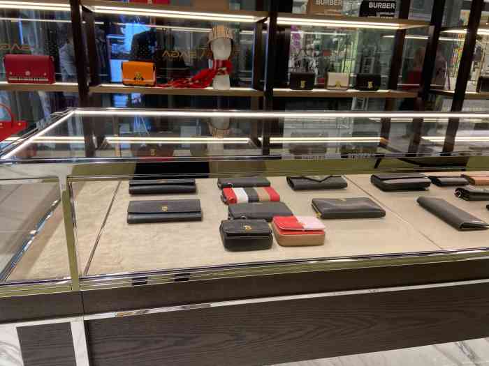 burberry美妆(赛格国际购物中心店)-"香水用完了,和朋友逛街来到小寨