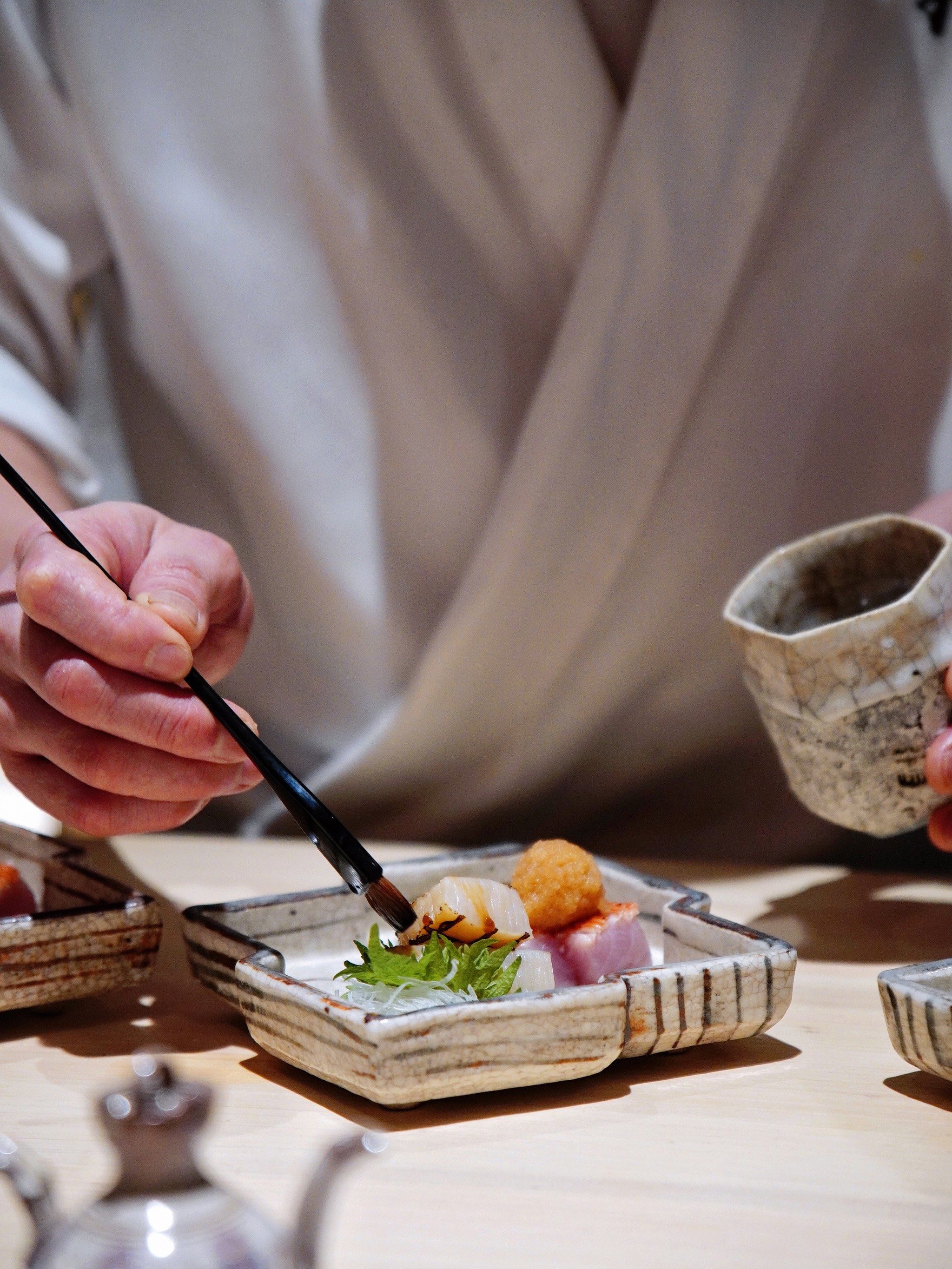 日本厨师发办料理,餐厅桌子也是别有用心!