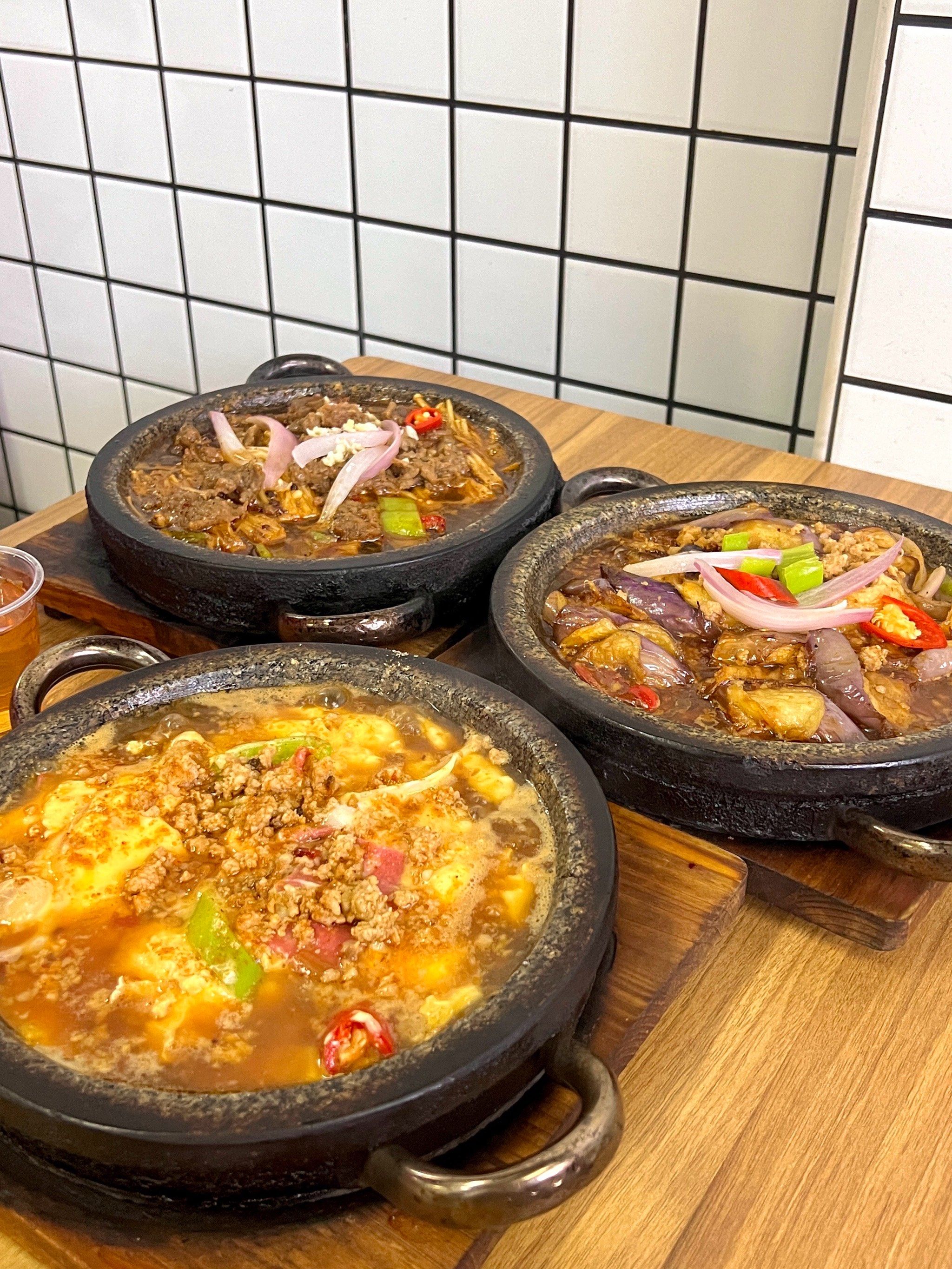 是谁还没吃过这人均二三十,热气腾腾的石锅菜?