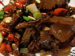 大蒜叶炒腊肉-辣得叫湘菜(观海卫店)