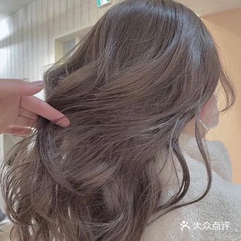 搭配最近特别火的蝴蝶结妥妥的背影杀手~斩男发色