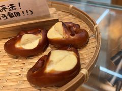 -天井·丑面包搭咖啡