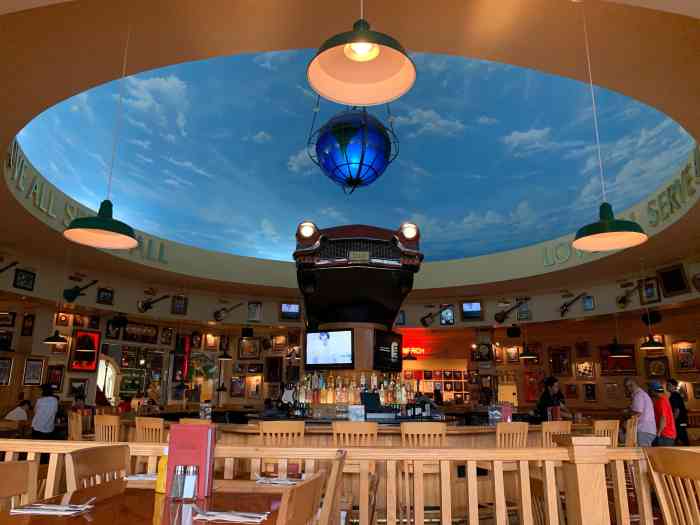 hard rock cafe-"到一个有hardrock的城市就一定会去.