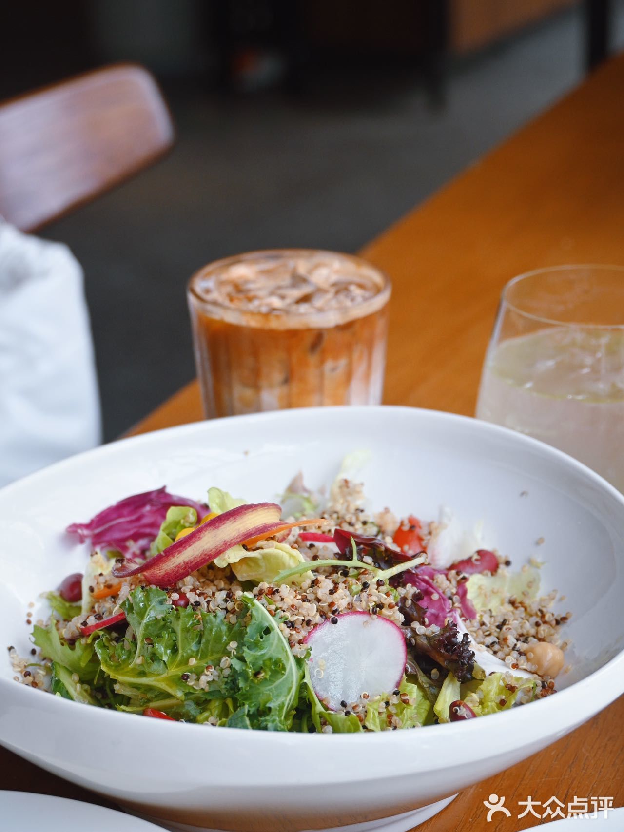 和闺蜜是下午去的，点了咖啡️、气泡水和西餐