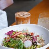 和闺蜜是下午去的，点了咖啡️、气泡水和西餐