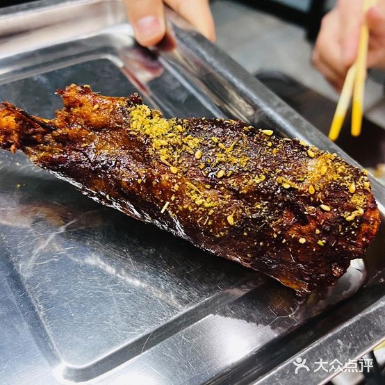 小院里炭火烧烤