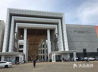 馆前路边禁止停放机动车自行车,但也会零星放着一些