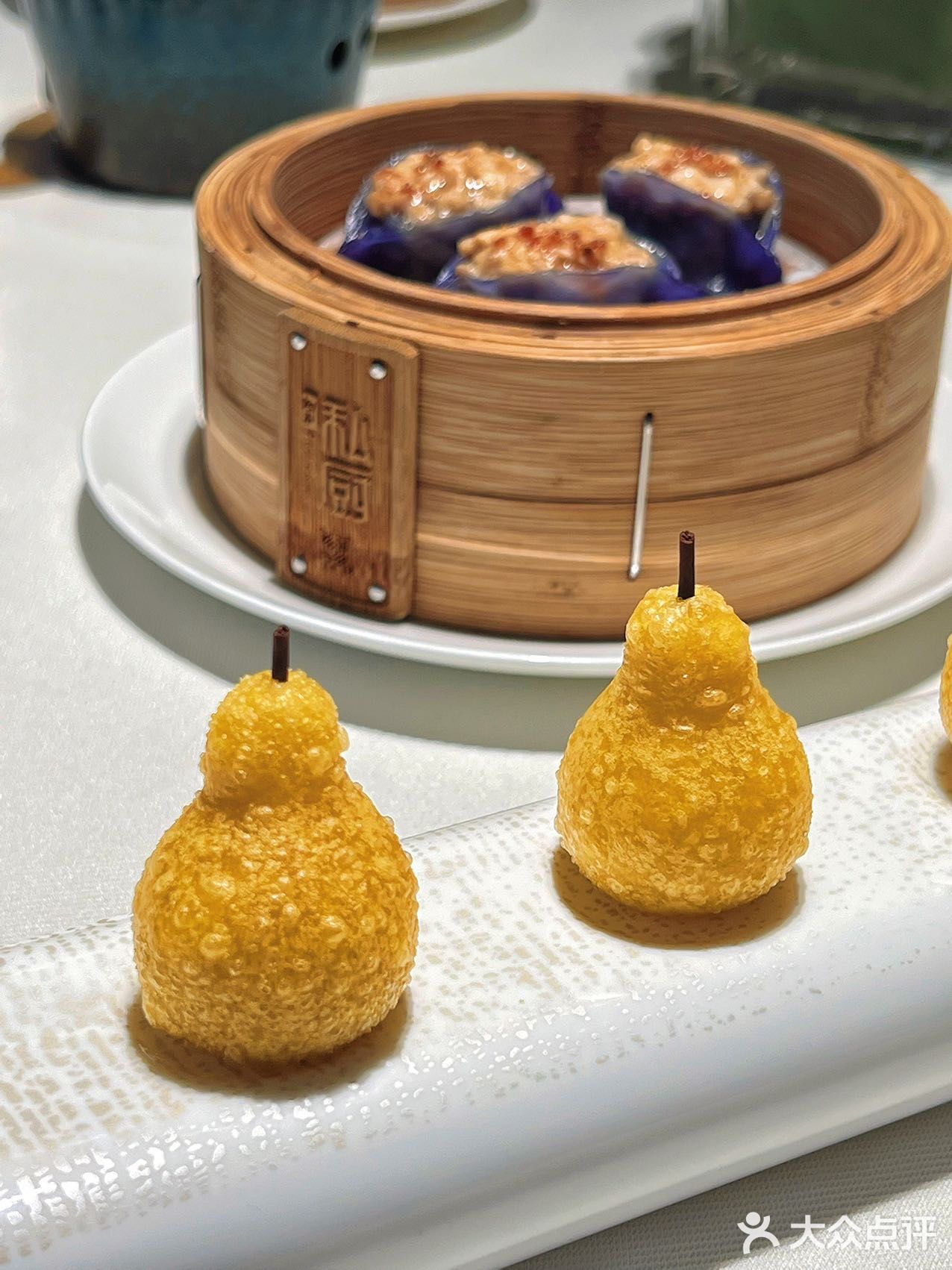 外皮酥脆到掉渣，里面的叉烧肉香嫩，配上酸姜独特的味道