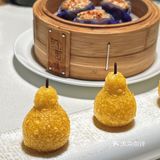 外皮酥脆到掉渣，里面的叉烧肉香嫩，配上酸姜独特的味道