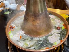 -果松木炭酸菜铜火锅·外婆参鸡汤