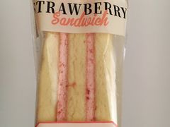 草莓果酱奶油蛋糕三明治-全家便利店(江湾镇站店)