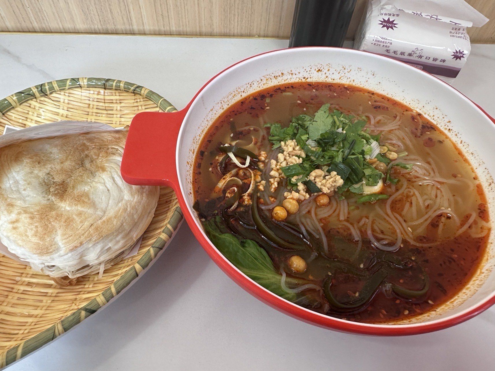 打卡一下同事夸过的酸辣粉和肉夹馍