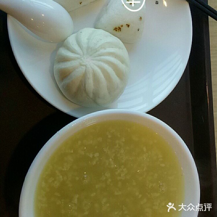 这次尝了下这个桂花糕，2.5元两个。软糯可口，赞