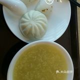 这次尝了下这个桂花糕，2.5元两个。软糯可口，赞