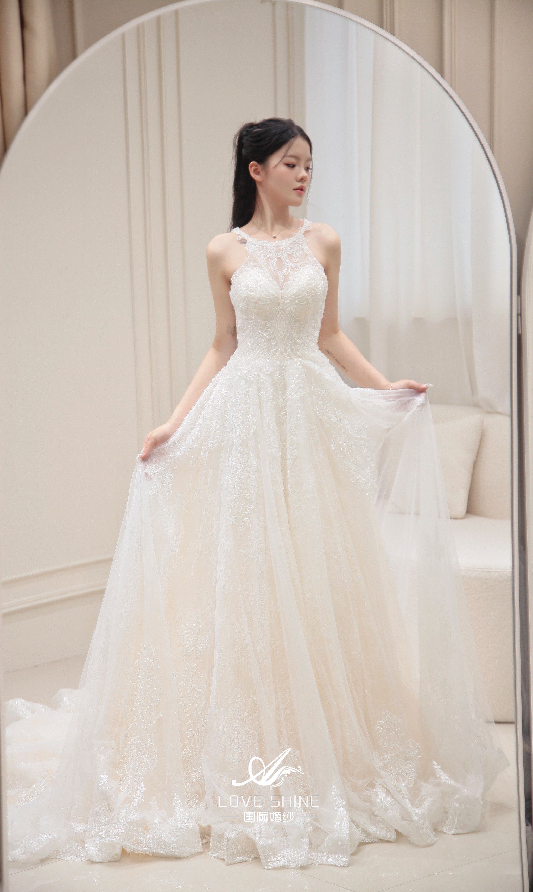 让人一眼万年的挂脖气质蕾丝婚纱🕊