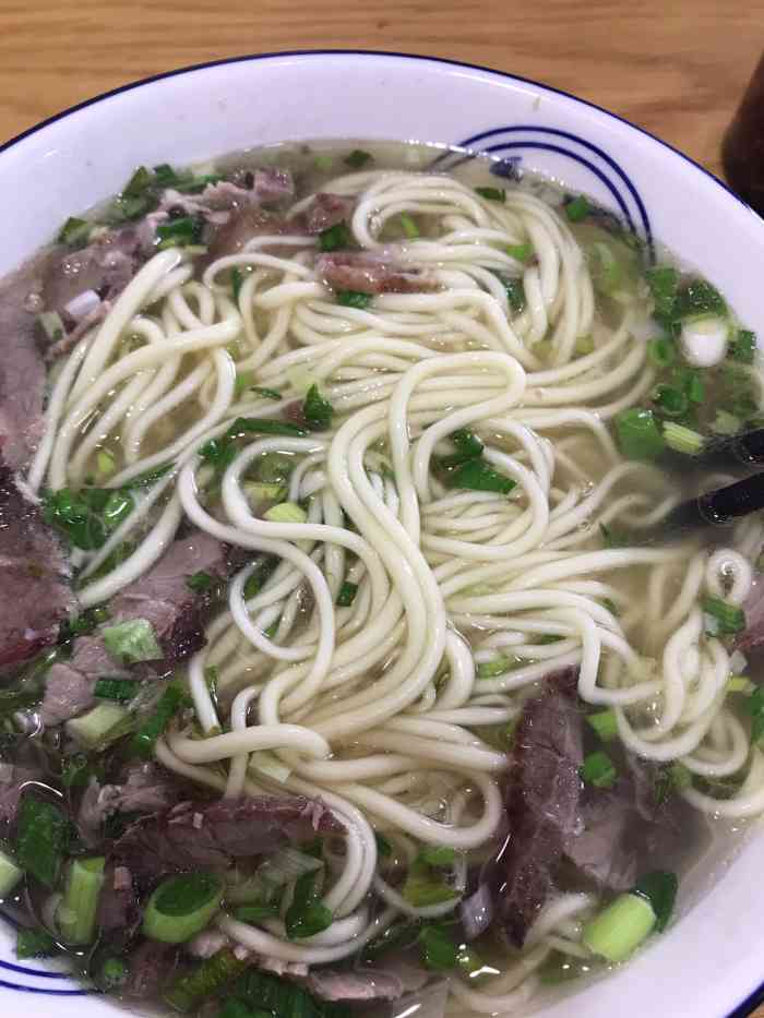 打分    /人 环境很干净,点的加肉面,汤很好喝,面量较大吃不完.