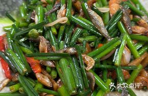 Stir-fried Fish and Shrimp with Chives Flowers