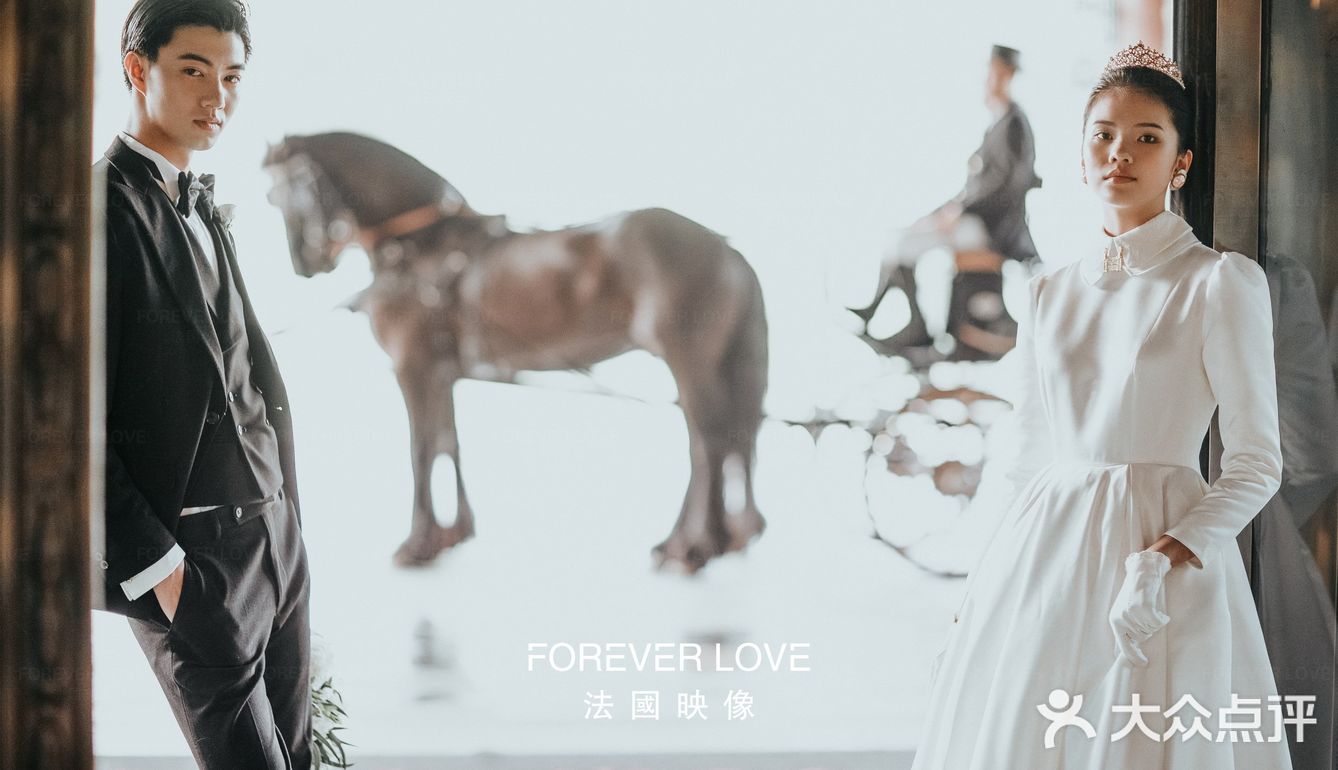 乘坐马车巡游，在古堡前拍婚纱照