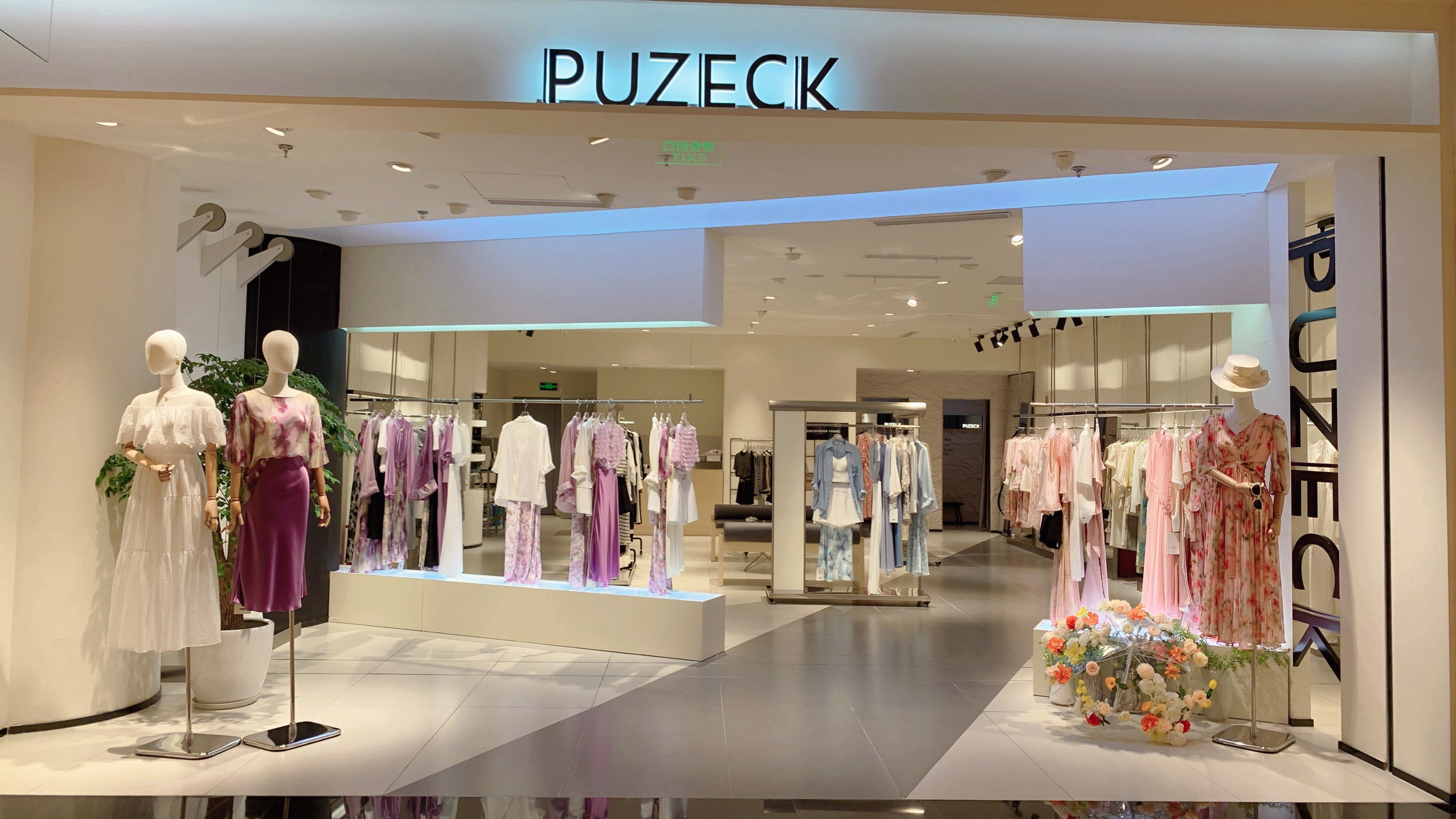 周末世纪汇最火的一家设计师品牌女装店[憨