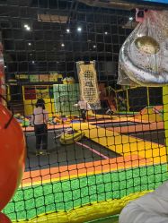 -蹦蹦跳跳(新奥购物中心店)