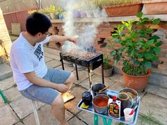 老板家帅气可爱的烤串师-山居书舍