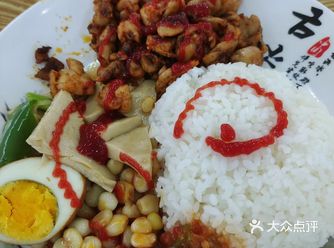 贵州黔南经济学院的二楼食堂，有我钟爱的乇乇肉烤肉饭啦