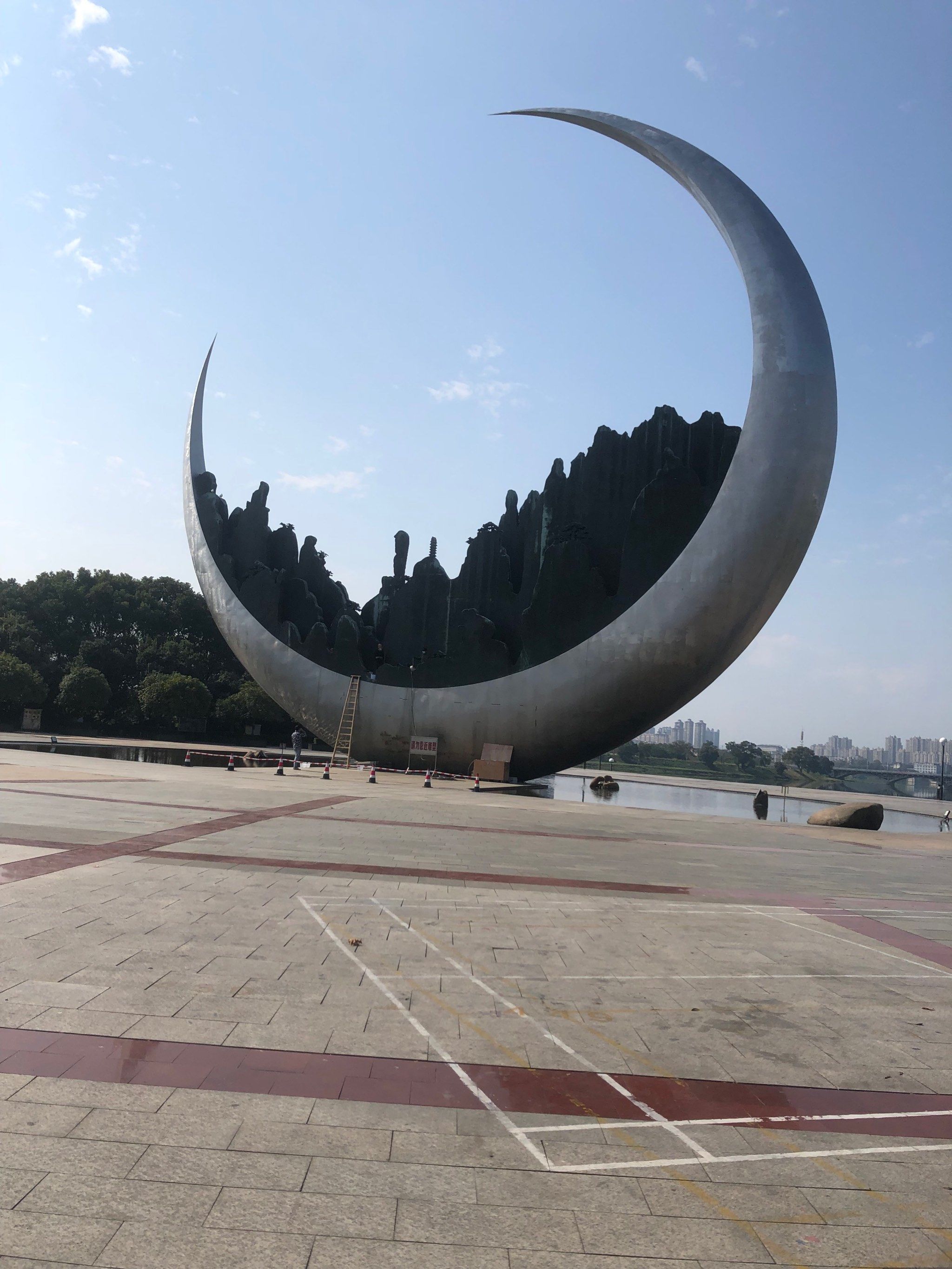 三江公园,有一个最大的月亮雕塑