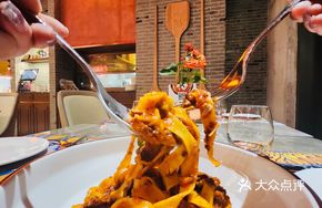 Traditional Italian Wide Noodles with Meat Sauce