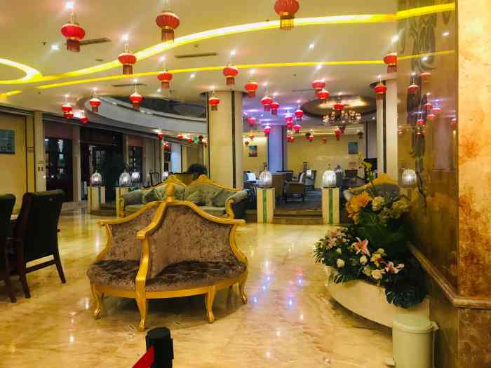 建华国际大酒店-"位置很好,位于楚雄彝人古镇旁边,晚上来古.