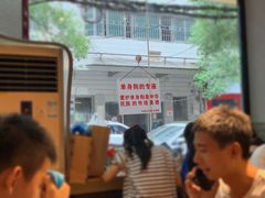 -爆炸头阿姨小四川正宗川味小吃(无任何分店)