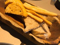 餐前面包-Carbon莫卡哆·意大利复古集市餐厅(杭州大厦店)