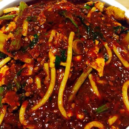 点的豪华牛肉和鸡肉爆炒手擀粉